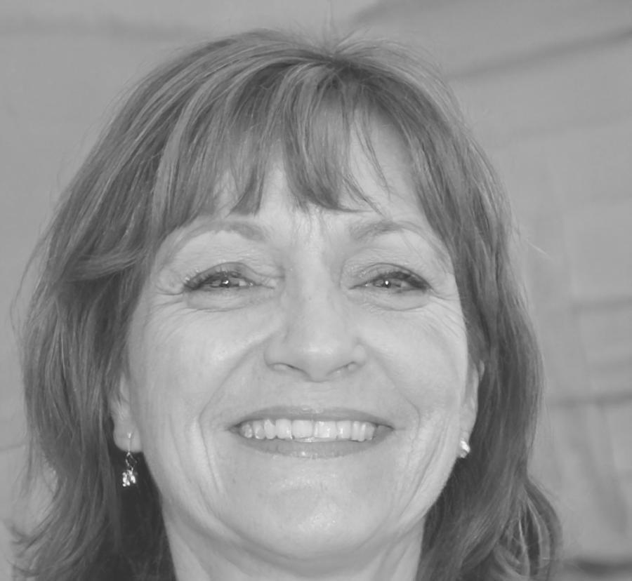 Saskia Lindqvist reviewing financial data with students